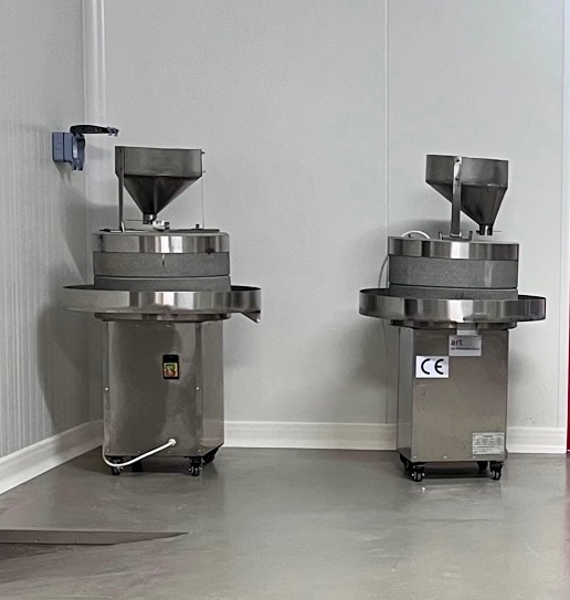 Les moulins en pierre de l'atelier Noid'Or à Massat