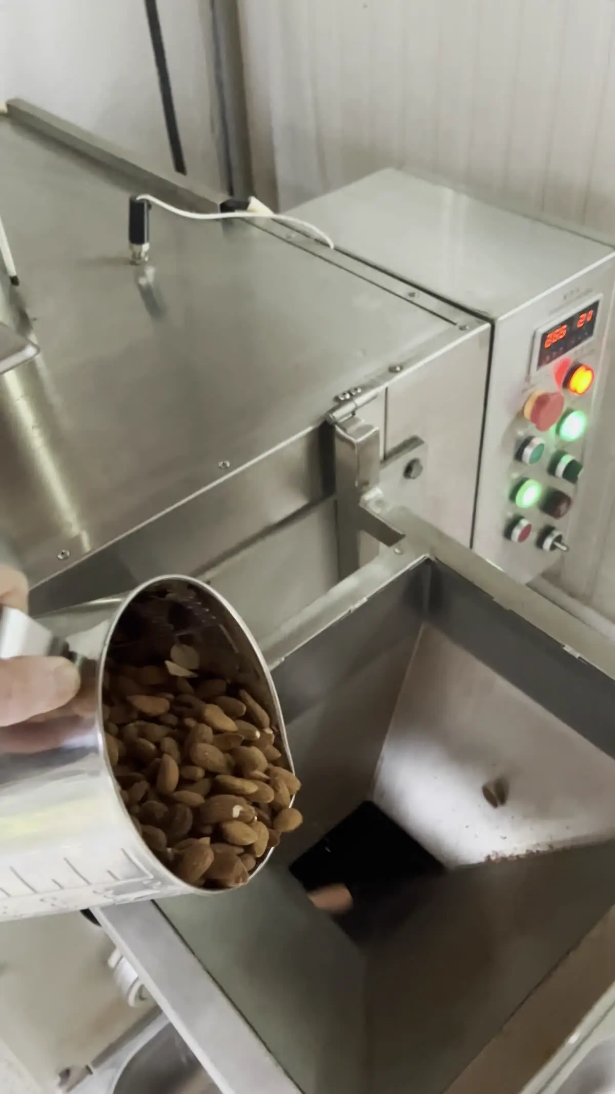 Torréfaction artisanale des amandes bio — atelier Noid'Or, Massat Ariège